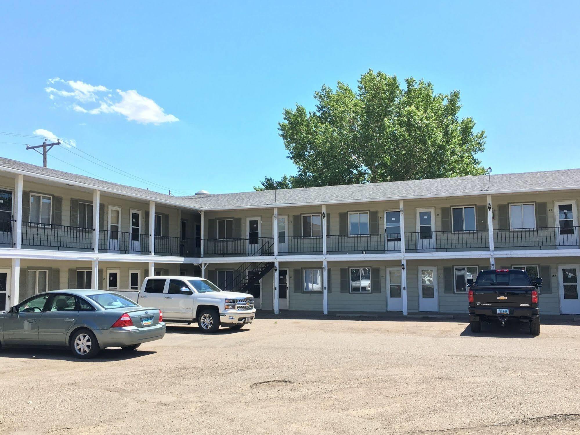 Colonial Motel And Rv Park Mandan Екстер'єр фото